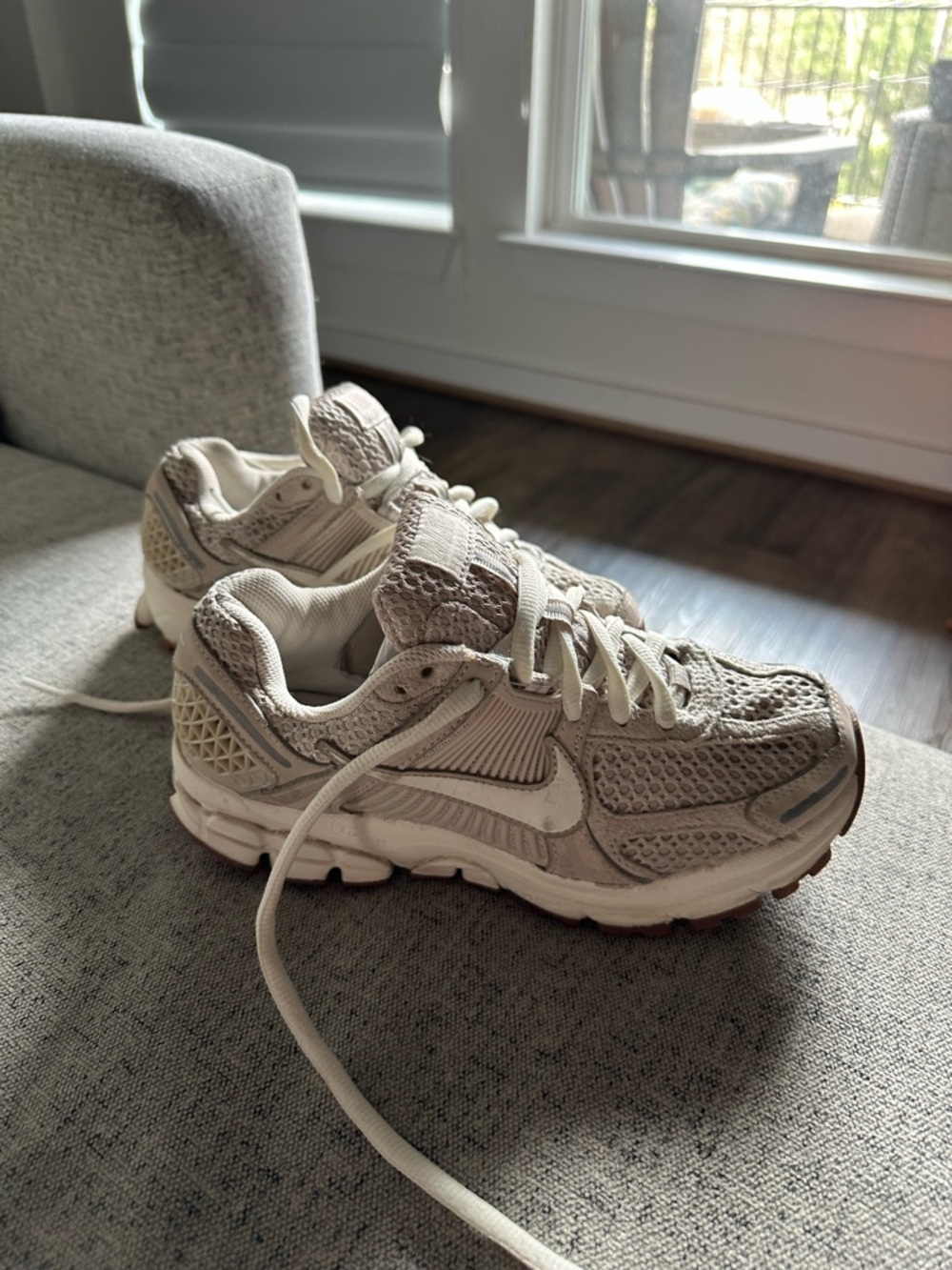 Womens Nike Zoom Vomero 5 size 7.5